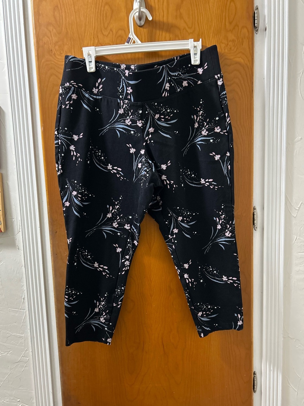 torrid Black Floral Capri Leggings with Pale Pink & Light Blue Print